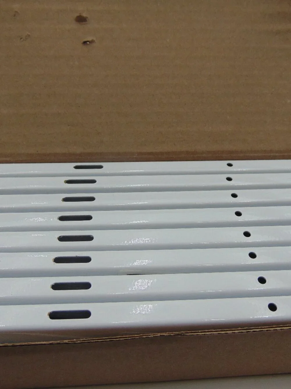 Rubbermaid 9” Twin Track WHITE Shelf Brackets FG4C0402WHT (16 Pack) Lot New